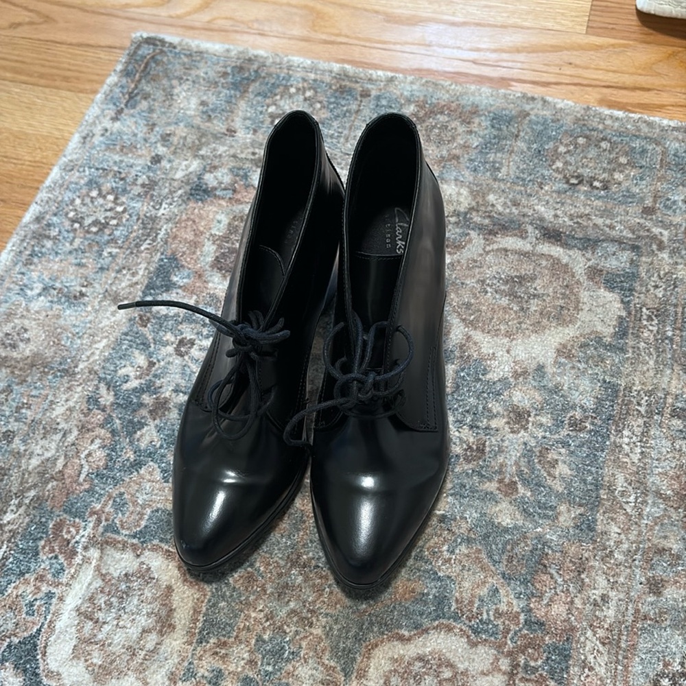 Clarks black lace up oxford heels